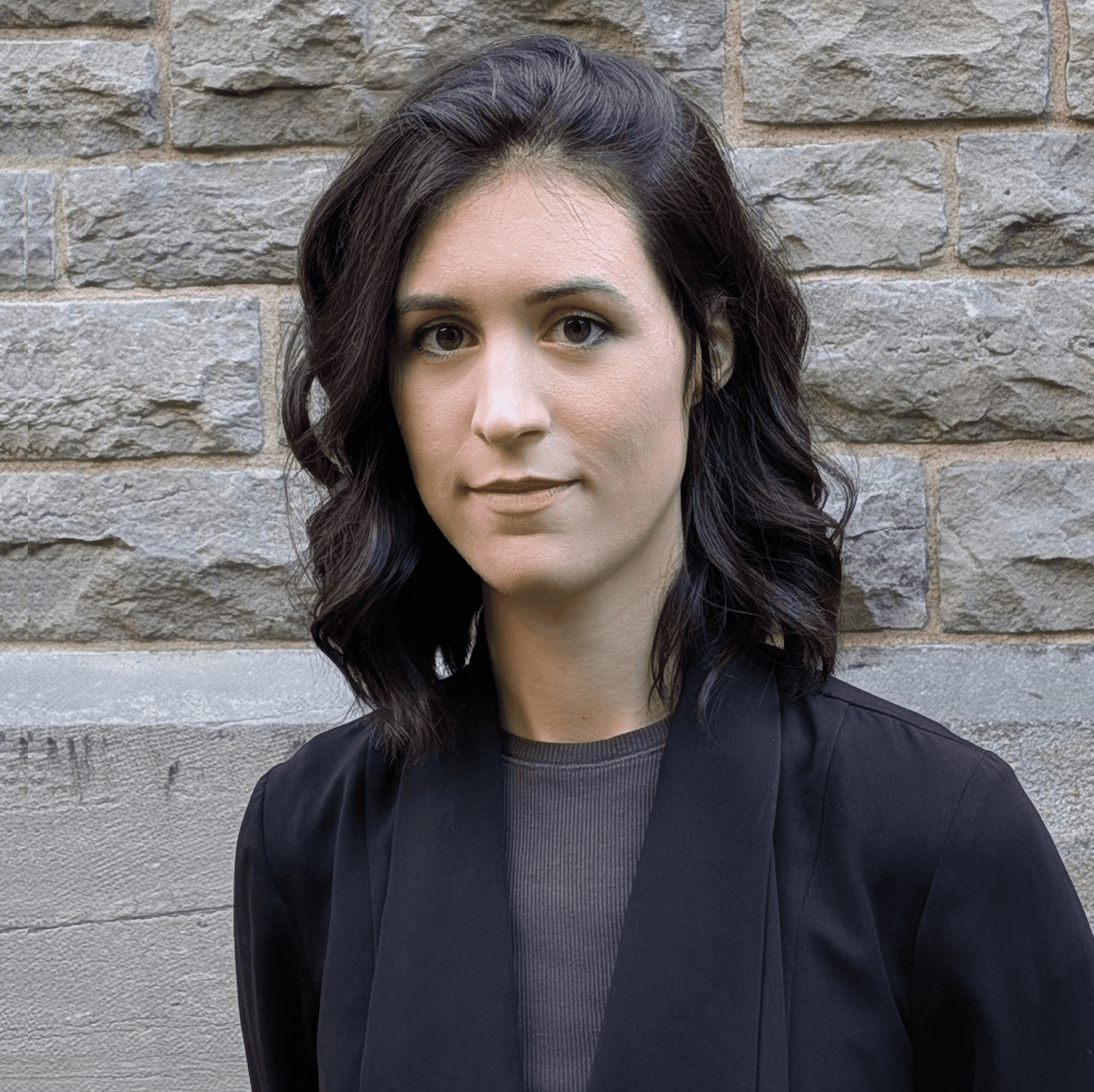 Photo portrait du Dr Alexa Keeshan vêtue d'un blazer noir.