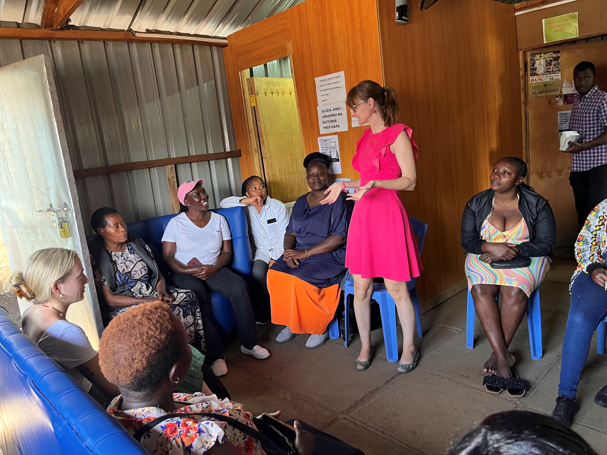 Dr. Julie Lajoie speaking with female sex workers, researchers, and staff at 
the Majengo Clinic in Nairobi. 